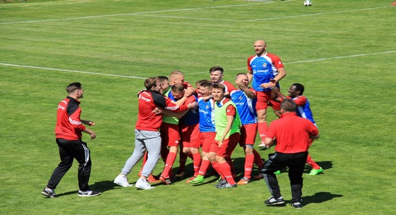 Radość piłkarzy Gryfa po zdobyciu drugiego gola w meczu z Gedanią